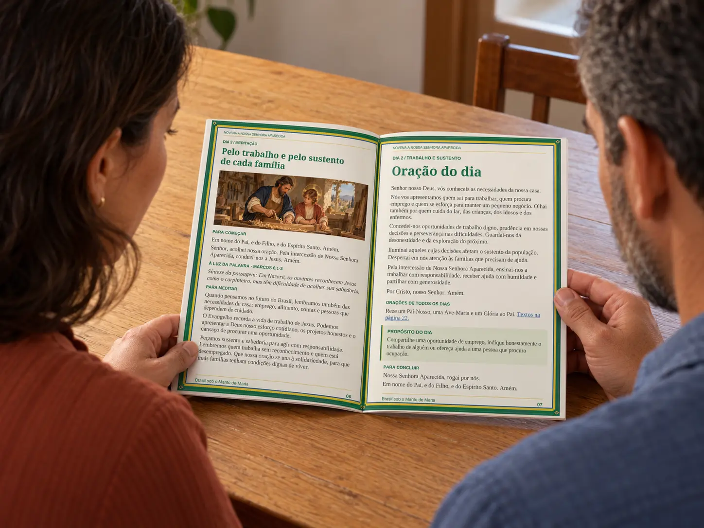 Dois adultos acompanhando juntos a leitura do livreto da novena